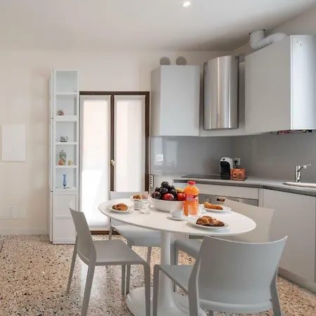 Ve.n.i.ce Cera Remer Apartment
